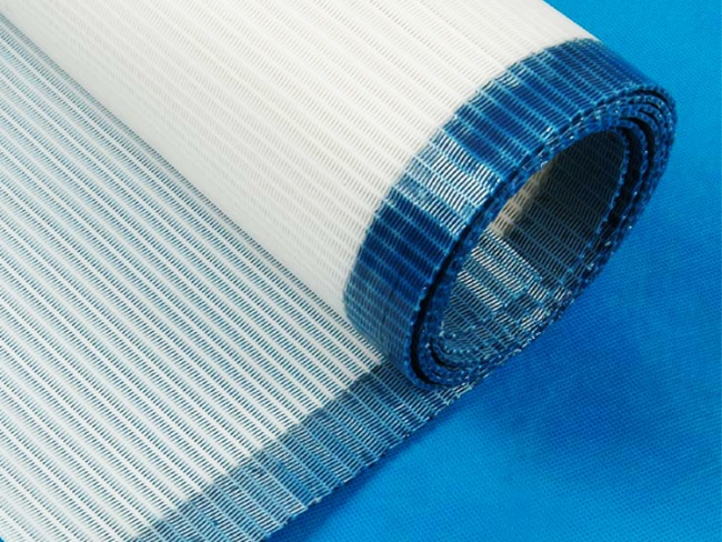 Spiral dryer fabric with interlocking monofilament loops